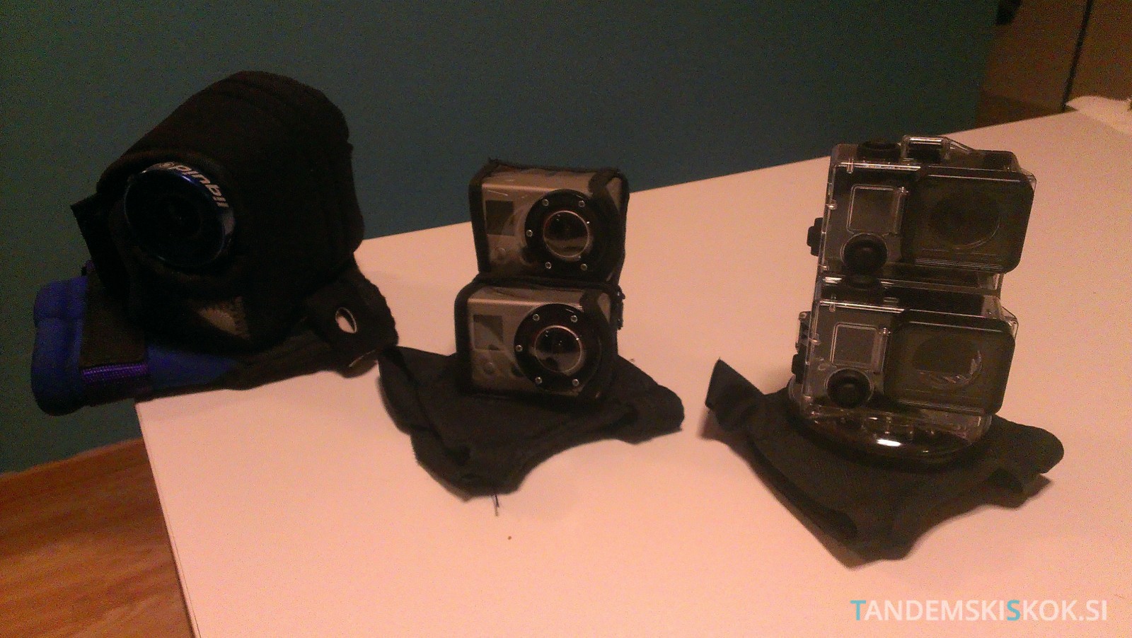 Primerjava kamer za snemanje skoka s padalom v posebni rokavici za tandemske skoke